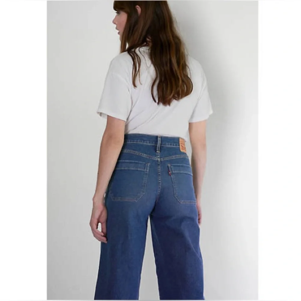 Levi’s Mile High Crop Denim (27) - Picture 2 of 10